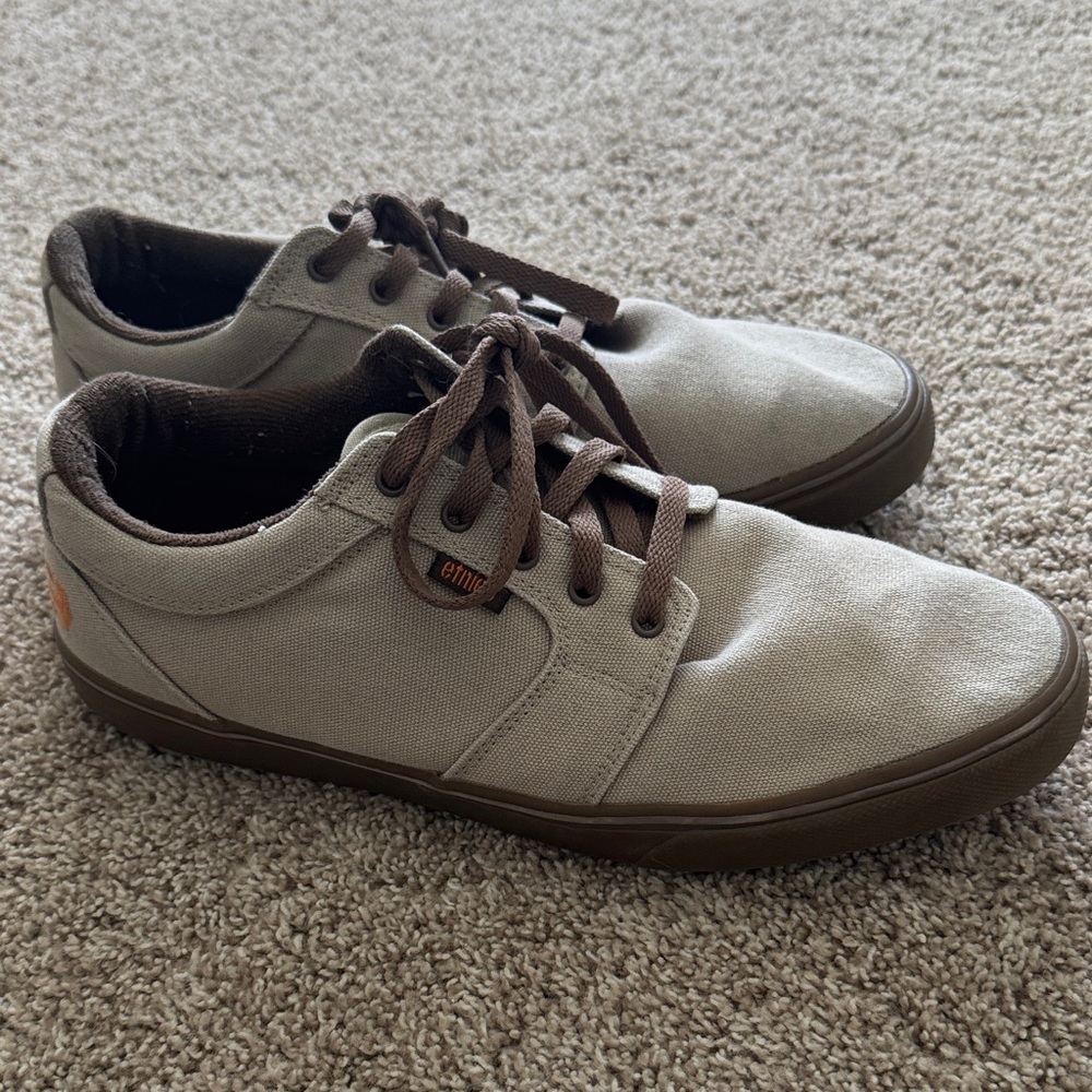 Etnies Beige Canvas Sneakers with Brown Accents